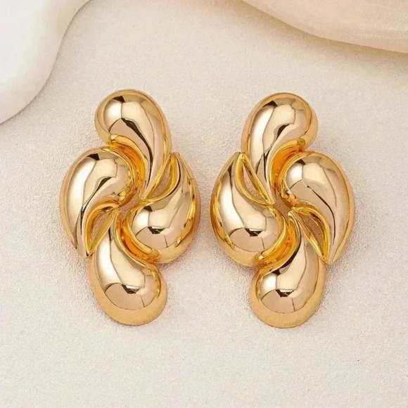 Gold Preppy Women's Minimalist Earrings - Picture 2 of 4